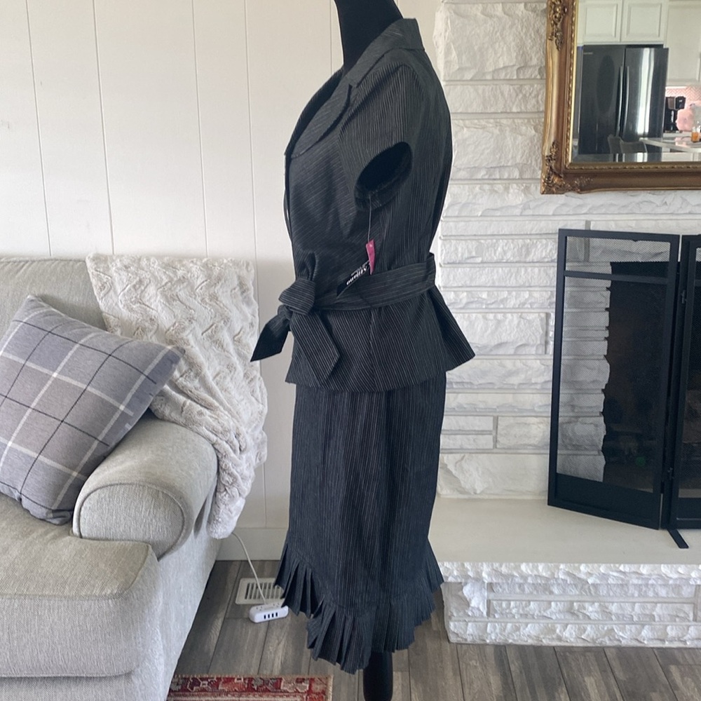 NWT women’s T.Milano stretch two piece suit size 8. - Picture 2 of 13